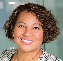 Claire Ashford, responsable conformité dans un organisme de réglementation financière, portrait.